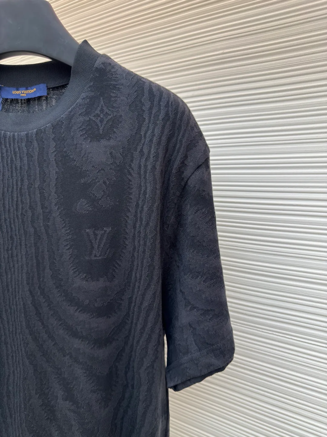 LOUIS VUITTON textured jacquard short-sleeved T-shirt ●Authentic product: purchased and developed by 9245 ●Item number: 1680360-A55 ●Fabric: pure cotton fabric ●Technology: jacquard production ●Version: fitted version ●Weight: about 190 grams ●Size: S-M-L-XL ●Description: Made of custom-made jacquard cotton knitted fabric, 100% cotton imported yarn, fully decorated with LV The Moire pattern is integrated into the LV letter Monogram flowers, and the entire frame is decorated with LV letter logo jacquard. The jacquard is integrated with the fabric, and the iconic ribbed neckline is custom-woven, truly achieving 1:1 copy. The overall wiring is straight and delicate, the fabric is comfortable and soft, and the color is consistent without color difference. It can be matched with the same style to create a fashionable look and control various occasions. Customized accessories, complete with three standards, same style for men and women!